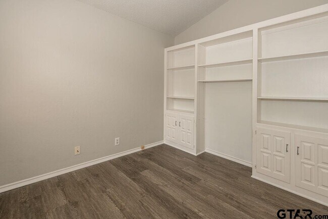 Building Photo - 5811 Hollytree Dr