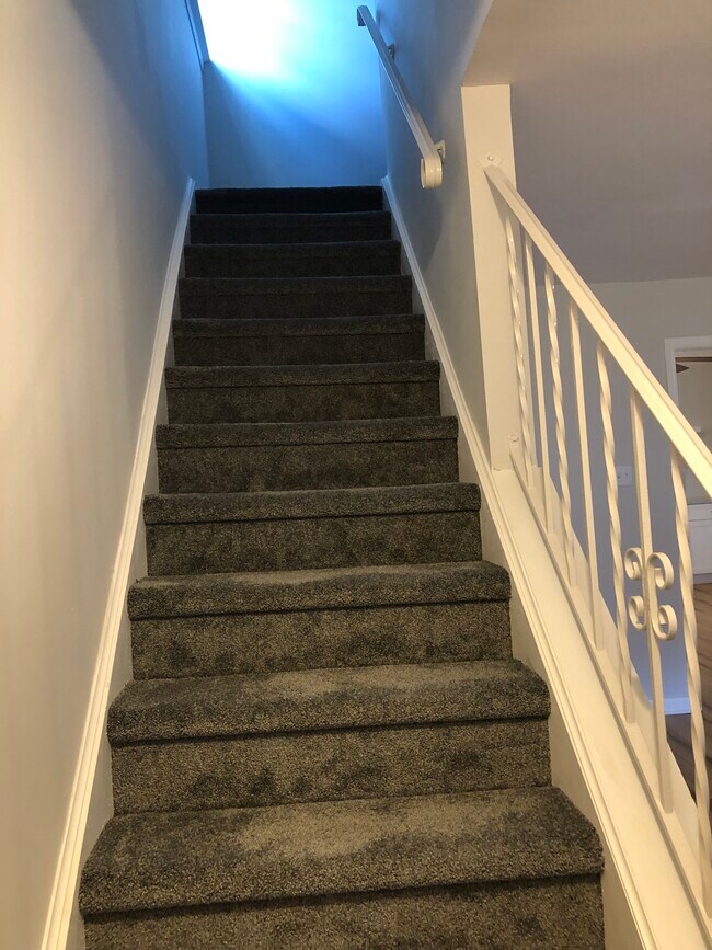 steps to bedrooms - 16 Crestmont Dr