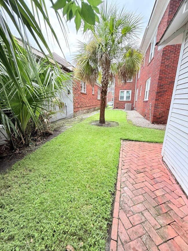 Building Photo - Spacious 2BR/1BA downstairs apartment in 2...