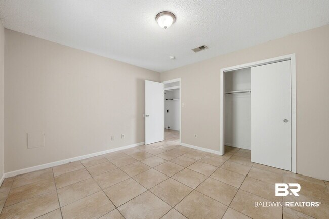Building Photo - 6415 Schoel Ln