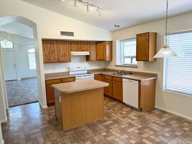 Building Photo - Fantastic 4 Bedroom/2 Bath Single Level Ho...