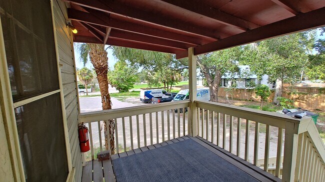 Building Photo - Royal Palm Carriage House