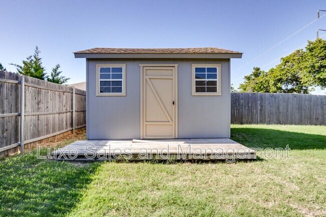 Building Photo - 2200 Alta Vista Ln