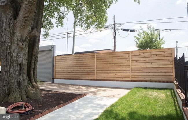 Building Photo - 1701 Trinidad Ave NE