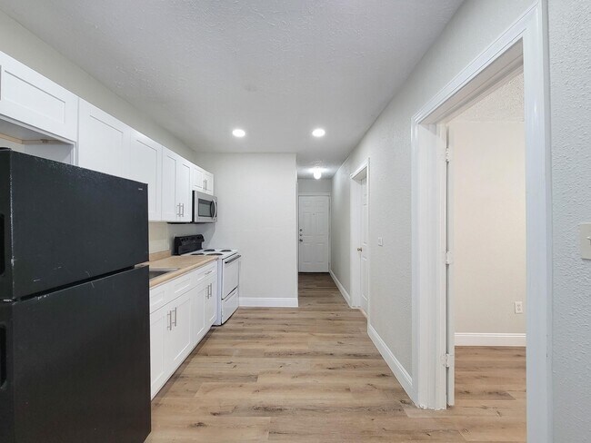 Building Photo - 711 Ave A Ave