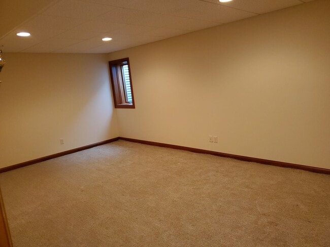 Building Photo - STUNNING, 5 BEDROOM AND 5 BATH TWIN HOME F...