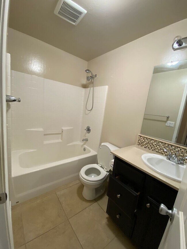 Building Photo - Gorgeous 5 BD 3 BA home available for rent...