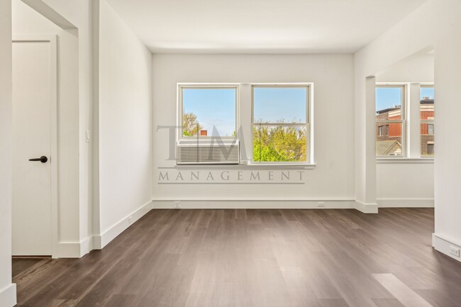 Building Photo - Modern 2-Bedroom Gem in the Heart of Andersonville | Separate Kitchen, In-Unit Laundry & Tons of ...