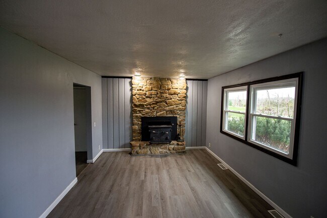Building Photo - Lovely 3 Bed / 2 Bath in Private Setting--AVAILABLE NOW!!!