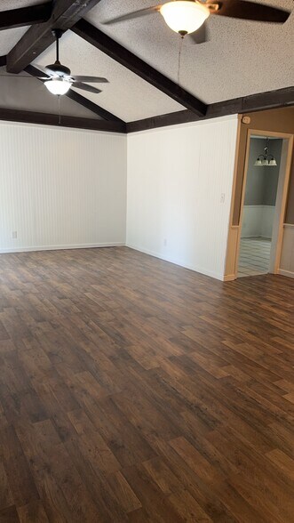 Living - 704 N Dryden Cir