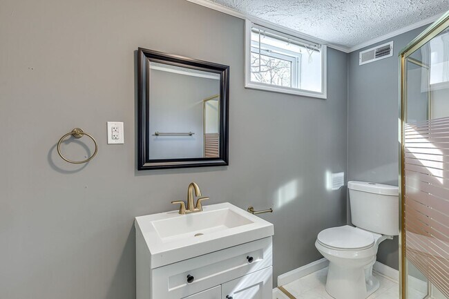 Building Photo - 4 Bedroom Glencliff Home With Garage