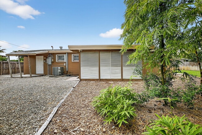 Building Photo - 3761 SW 18th St