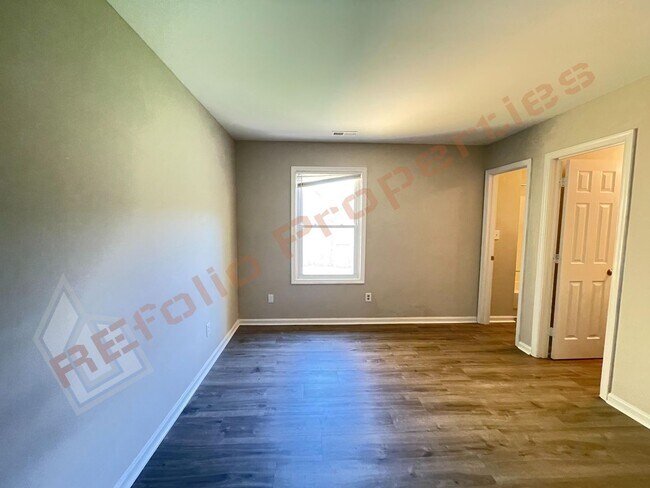 Building Photo - Carpetless 2 BD 2.5 Bath 2 Story Quadplex ...
