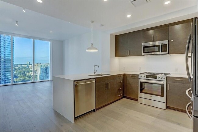 Primary Photo - 301 West Ave