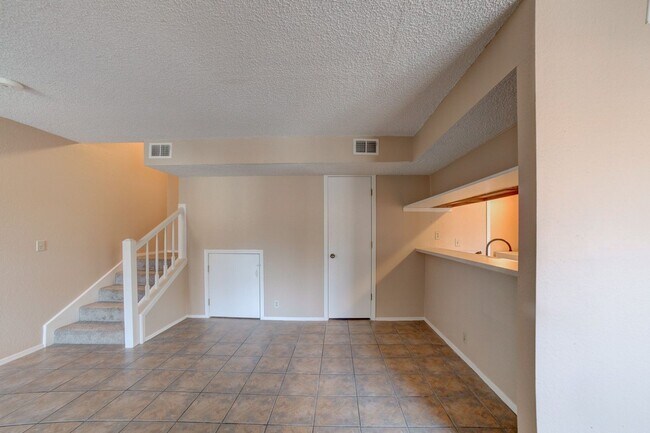 Building Photo - 2 Bed 1.5 Bath Condo Ready For Rent!