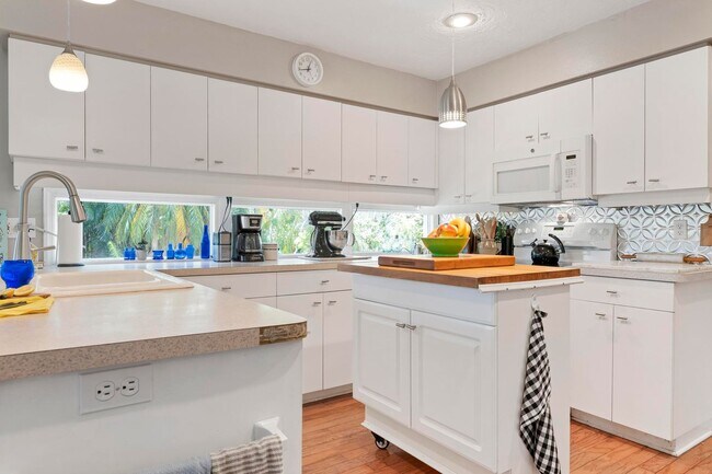 Building Photo - ** STUNNING 4 BEDROOM 2 FULL BATH/ 2 HALF BATH HOME WITH A PRIVATE POOL LOCATED JUST MINUTES FROM...