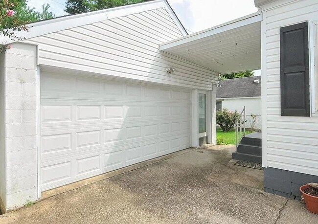 Building Photo - 115 Colonial Dr