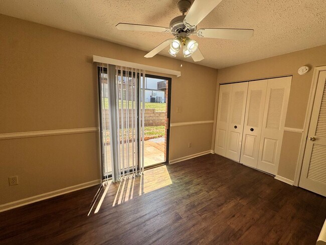 Building Photo - Great Location - Campbell County Townhome (176 Kitty Hawk Square)