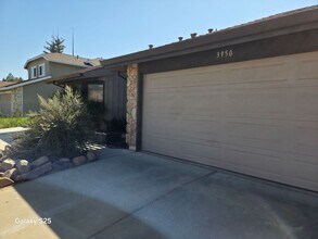Building Photo - Three Bedroom Two Bathroom Home in Antelope