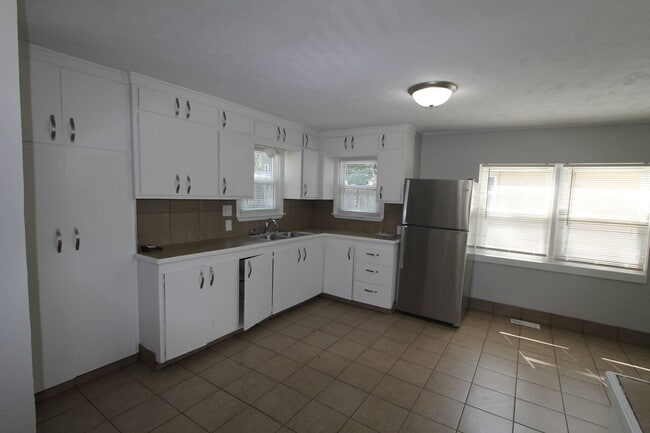 Building Photo - Large 5 Bedroom Home! Available Now.  Plen...