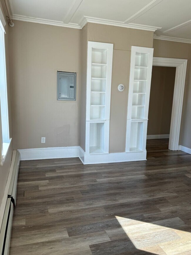 Building Photo - 1 Bedroom Apartment