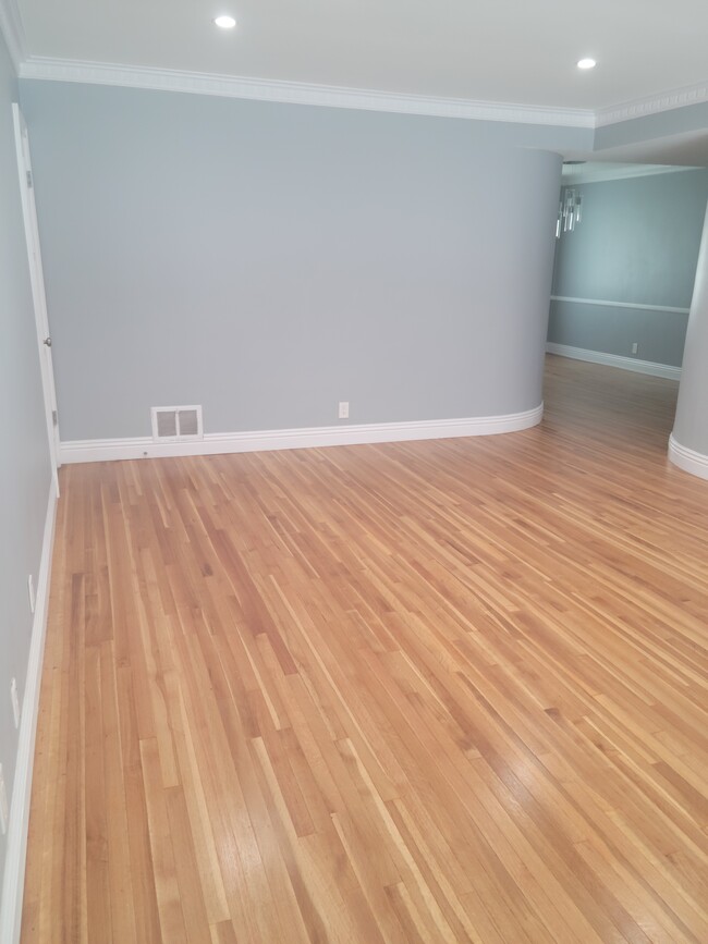 Building Photo - 1314 N Laurel Ave