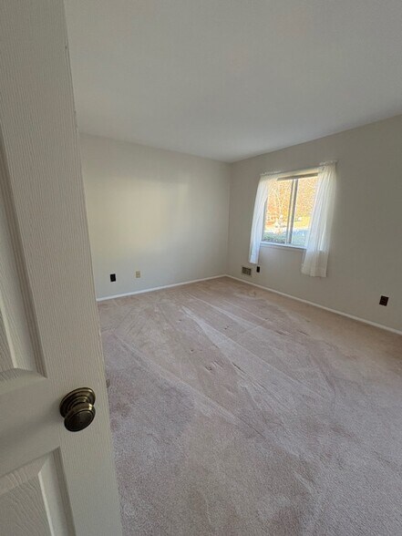 Building Photo - 188 Long Hill Dr