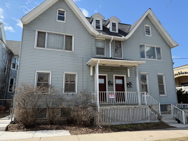 Building Photo - 1 Large Bedroom Lower Level Duplex in the heart of Brady Street.