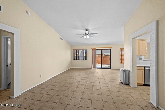 Building Photo - 3067 W Country Hill Dr