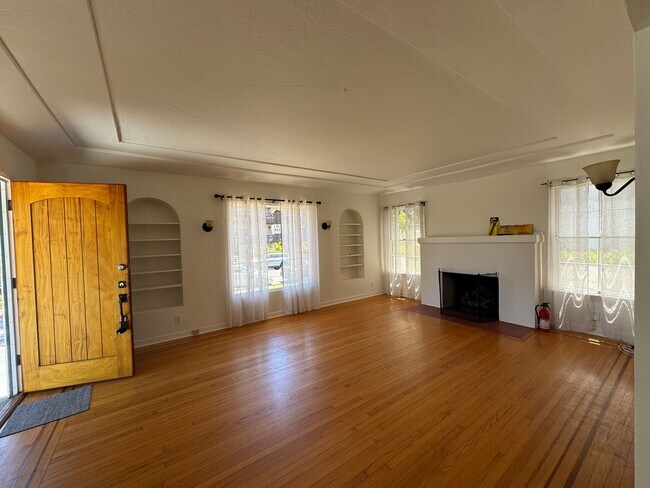 Building Photo - Beautiful 3bd 1ba
