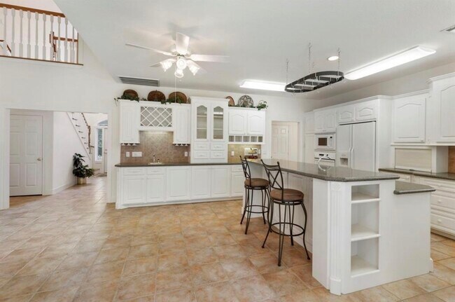 Building Photo - 16201 Surrey Ln