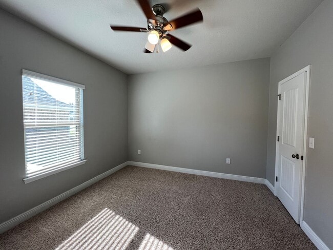 Building Photo - Gorgeous 5 Bedrooms