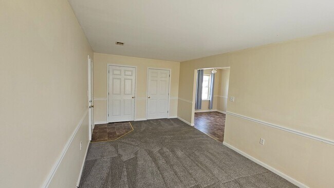 Building Photo - 349 Woodpoint Ave