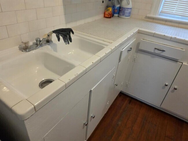 Building Photo - 1401 Hartford Rd