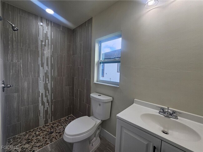 Building Photo - 874 Apartment St