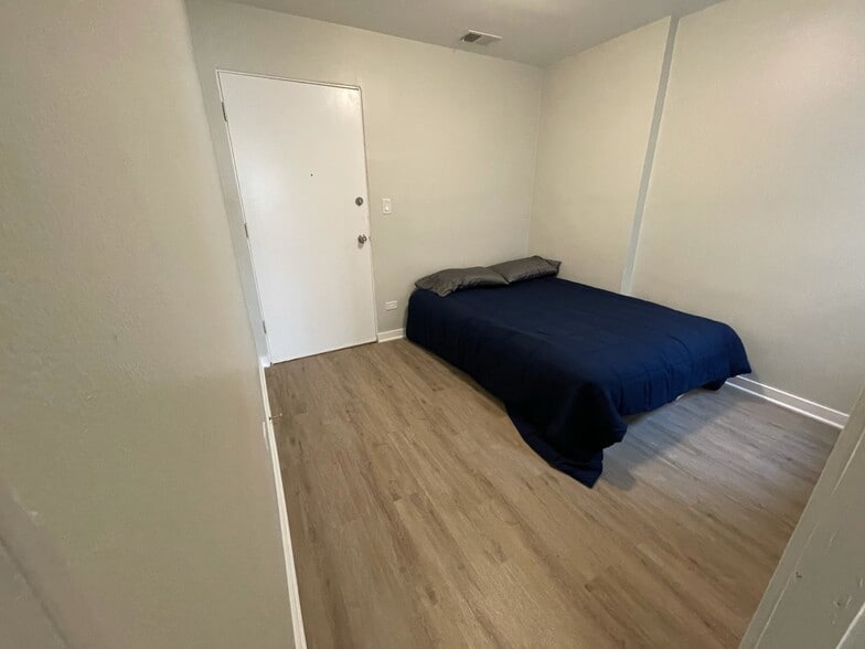 Building Photo - 2677 N Lincoln Ave