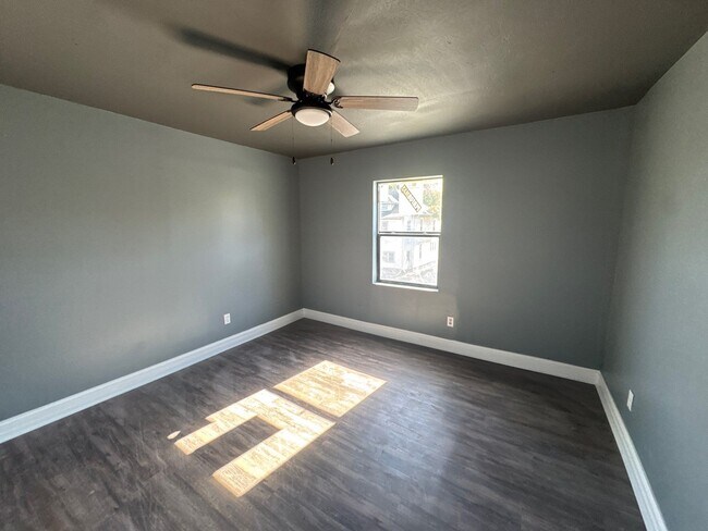 Building Photo - 230 W 29th St