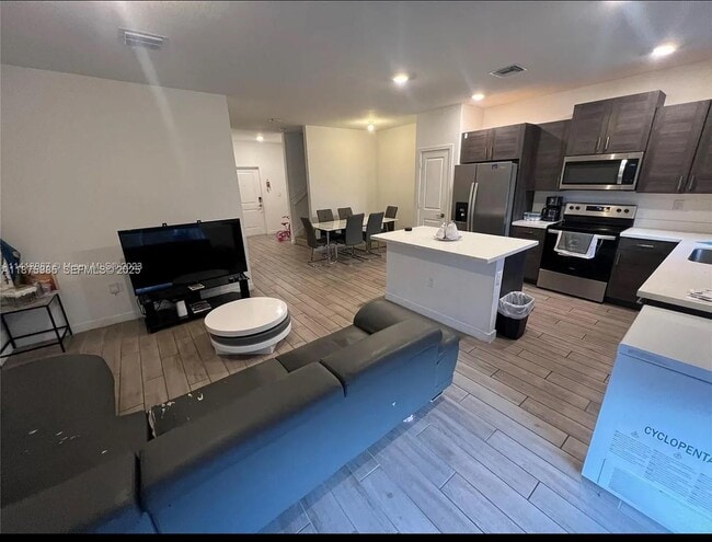 Building Photo - 1166 SE 23rd Ave