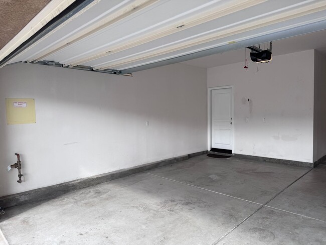 Building Photo - Large Newer Home - 4 Bedroom / 3 1/2 Bath