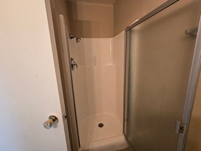 Building Photo - 3 Bedroom Home off of Hollywood– Now Offer...