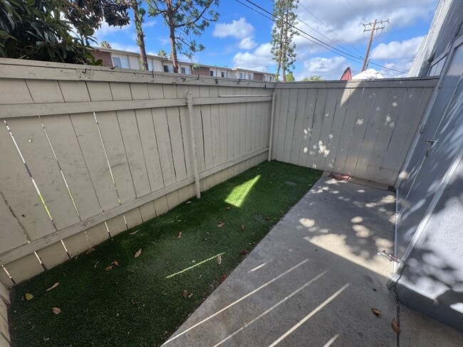 Building Photo - 2 Bedroom Townhome Remodeled