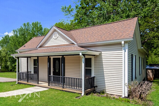 Building Photo - The living is easy in this 2 bedroom, 1 ba...