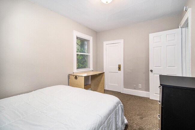 Building Photo - 805 Miner St