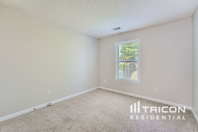 Building Photo - 570 Lullingstone Dr SE