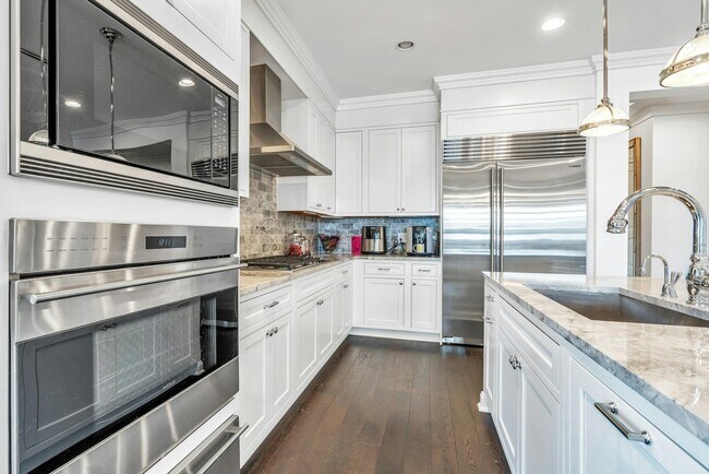 Building Photo - 6000 Royal Ct