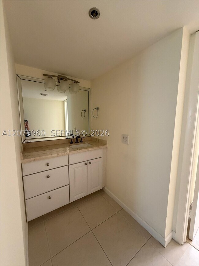 Building Photo - 1717 N Bayshore Dr