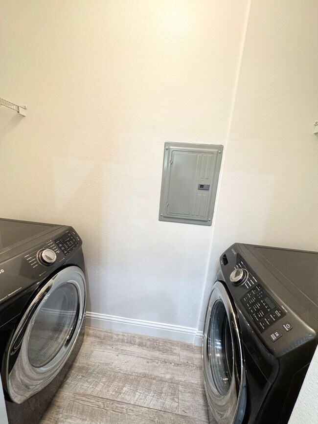 Building Photo - Perfect Shape Dublin Ranch Condo with quic...
