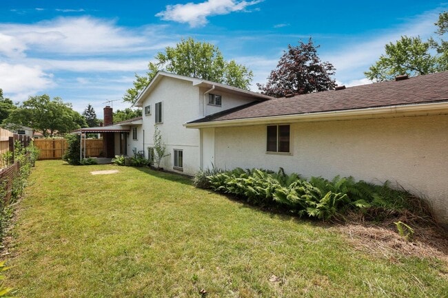 Building Photo - 3150 Vauxhall Dr