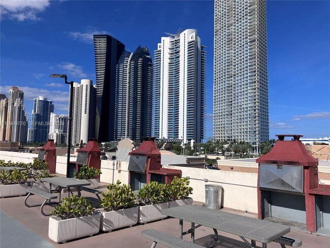 Building Photo - 17021 N Bay Rd