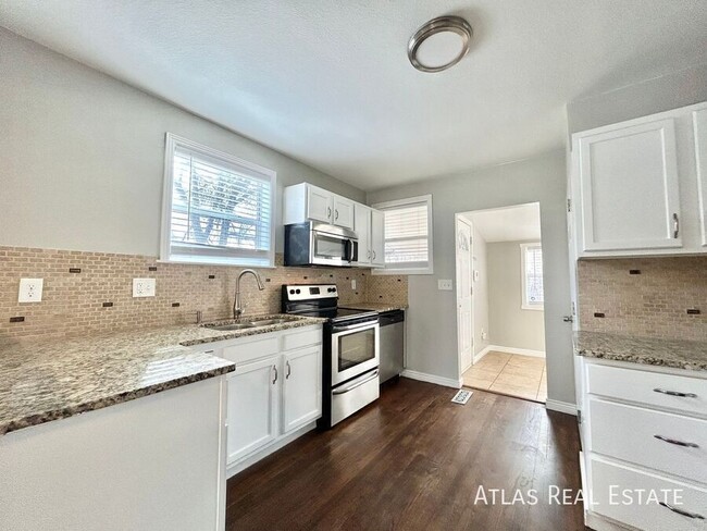 Building Photo - 1553 Ulster St